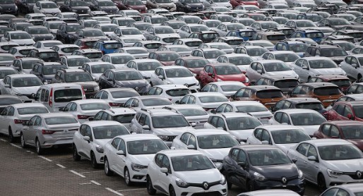 PARA DEĞERLENDİRMEK İÇİN ALTERNATİF YOLLAR
Bayram, mevduat faizlerinin yüksek seyrettiğini ve vatandaşların araç alımını erteleyerek paralarını daha verimli şekilde değerlendirebileceklerini ifade ediyor. Ayrıca, araç satışı yapacak olanların ise bu dönemde satış yapmamalarını ve paralarını bankada değerlendirmelerini öneriyor.

