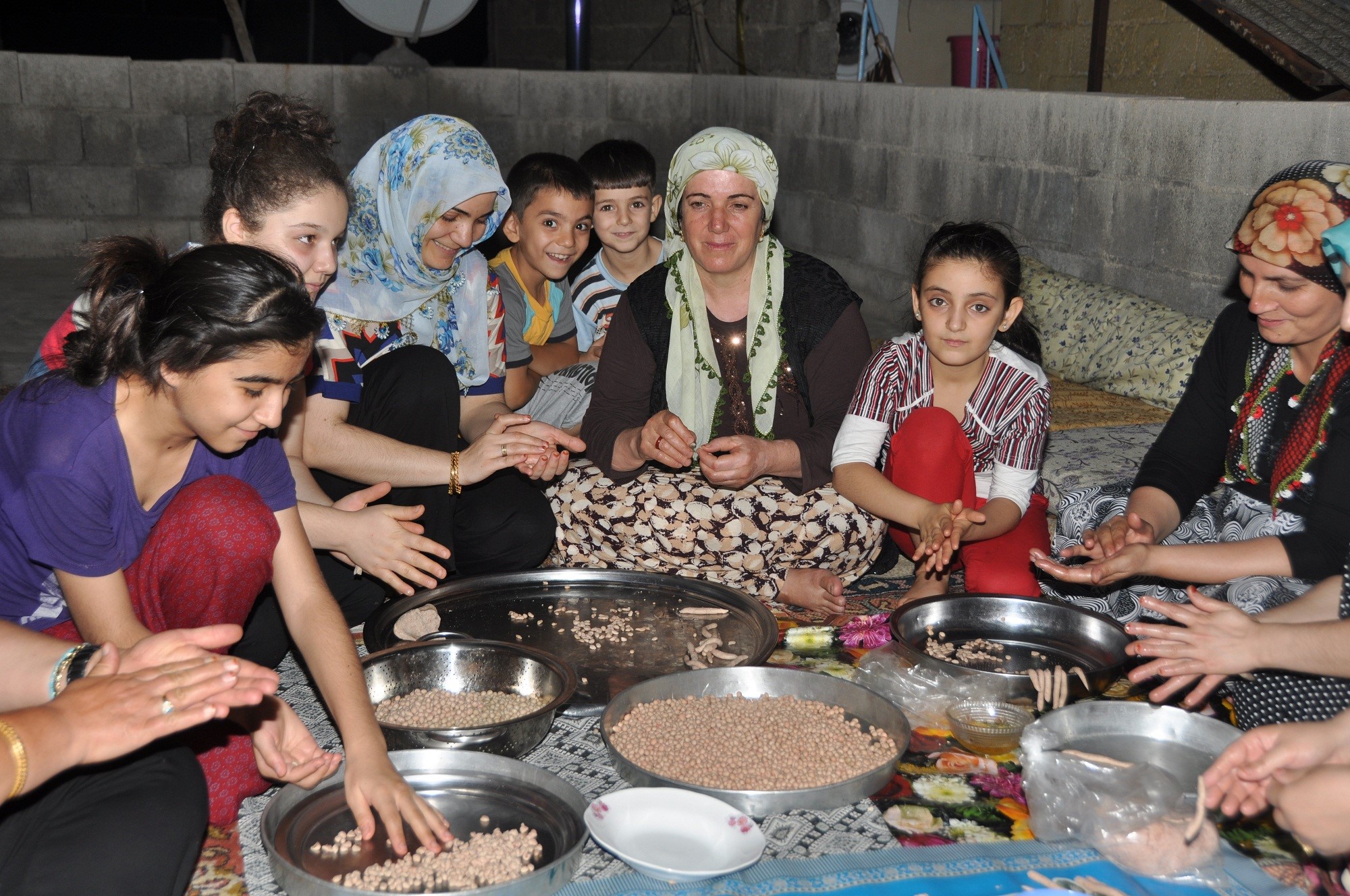 BAYRAM TATLILARI VE GAZİANTEP MUTFAĞI
Bayram yemeklerinin yanı sıra tatlıların da önemli bir yer tuttuğunu vurgulayan Öztan, iftardan sonra komşuların bir araya gelerek kurabiye ve kahke gibi tatlıları birlikte hazırladıklarını dile getiriyor. Zerde, sütlaç, kurabiye ve kahkenin yanı sıra, Gaziantep'e özgü yufka ekmeklerinin pişirilmesi için de aileler belirledikleri günlerde bir araya geliyorlar. Bu gelenek, Gaziantep'in zengin mutfak kültürünün gelecek nesillere aktarılmasında önemli bir rol oynuyor.
