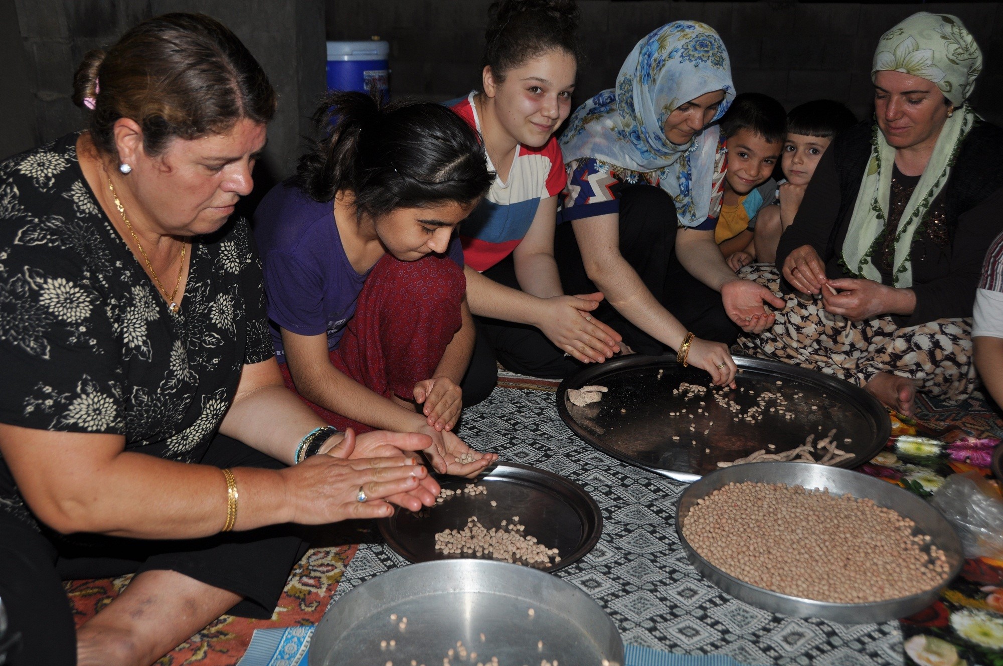 GAZİANTEP'İN LEZZET DÜNYASI
Gelenekten Geleceğe Gaziantep yemekleri adlı kitabın sahibi ve Anadolu Mutfağı Araştırma ve Koruma Derneği Başkanı Tahir Tekin Öztan, Gaziantep'in bayram geleneğini ve özellikle yuvalama yapımının önemini vurguluyor. Bayram sabahı, zengin-fakir ayrımı yapılmaksızın her evde yuvalama hazırlandığını belirten Öztan, bu geleneğin Gaziantep'in mutfak kültüründe önemli bir yer tuttuğunu ifade ediyor.

