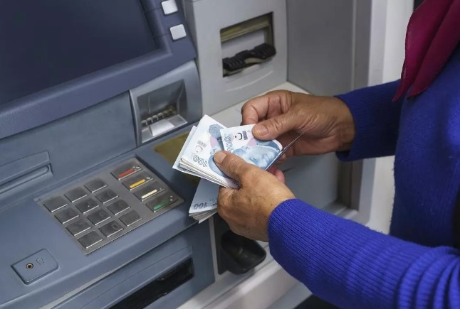 HALKBANK 
10.000 TL - 14.999,99 TL arasında maaş alana 8.000 TL
15.000 TL - 19.999,99 TL arasında maaş alana 10.000 TL
20.000 TL ve üzeri maaş aoalana 12.000 TL veriliyor.
Emekli maaşını 3 yıl boyunca Halkbank aracılığıyla almayı taahhüt eden tüm SGK emeklileri 12.000 TL'ye varan promosyon ödemesinden faydalanabilmektedir.
