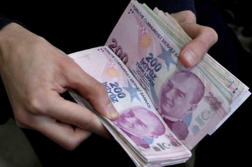 QNB FİNANSBANK
QNB Finansbank, 12.000 TL 'ye varan nakit promosyon ve CardFinans Emekli kredi kartından yıllık 1.200 TL indirim olmak üzere toplamda 13.200 TL'ye varan emekli promosyonu veriyor. Banka tarafından yapılan açıklamada cep telefonundan verilen dijital onay sayesinde şubeye gelmeden maaş taşıması yapılabileceğini ve 12.000 TL'ye varan nakit promosyon kazanılabileceğini belirtiyor.
Aylık Maaş Tutarı 0 aralığı 9.999TL için 5.000TL emekli promosyon
10.000 aralığı 14.999TL için 8.000TL emekli promosyon
15.000 aralığı 19.999TL için 10.000TL emekli promosyon
20.000TL ve üzeri için 12.000TL emekli promosyon ödemesi yapılır.
