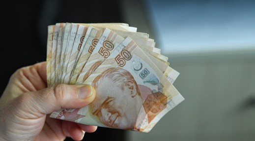 ING
ING, emekli maaşını ING'ye taşıyanlara, 18.000 TL'ye varan nakit emekli promosyonu veriyor. Banka, emekli aylığını ING'ye taşıyan emeklilere maaş tutarına göre ek koşulsuz 15.000 TL'ye varan nakit emekli promosyon fırsatı sunuyor.
Ayrıca Otomatik Fatura Talimatı'na 3.000 TL'ye varan ek nakit promosyondan yararlanarak toplamda 18.000 TL'ye varan nakit promosyon kazanılabilineceğini de belirtiyor. Banka, yeni emeklilerin ve EYT ile emekli olanların da, emekli maaş promosyonundan yararlanabileceğini de ekliyor. 1 aylık toplam gelir/aylık tutarı,
10.000 TL'ye (10.000 TL hariç) kadar ise 6.250 TL,
10.000 TL - 15.000 TL (15.000 TL hariç) arası ise 10.000 TL,
15.000 TL - 20.000 TL (20.000 TL hariç) arası ise 12.500 TL,
20.000 TL ve üzeri ise 15.000 TL nakit emekli promosyon ödemesi yapılıyor.

