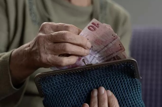 SGK VE PTT ARASINDAKİ SÖZLEŞME EKSİKLİĞİ
Tele 1 kanalında yayınlanan haberde, SGK'nın yıllar önce 19 bankayla anlaşma yaparken PTT'yi dışarıda bırakması tartışması geldi. Kurum, son olarak 2020 yılında emeklilere yönelik promosyon kampanyası düzenlemiş ve maaşını üç yıl boyunca aynı kurumdan emeklilere 3600 TL ödeme yapılabileceğini duyurmuştu.
