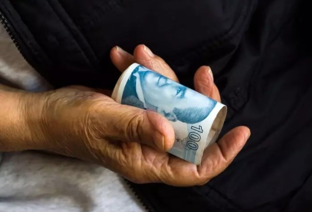 EMEKLİ PROMOSYON RAKAMLARI GÜNCELLENDİ
Geçen haftalarda emeklilik programı yeniden düzenlendi. Kamu bankaları için en düşük promosyonun 8 bin lira, en yüksek ise 12 bin lira olduğu belirlendi. Özel bankalarda ise bu rakam son olarak 18 bin liraya kadar çıkarıldı. Ancak maaşını PTT'den alan emekliler bu kampanyadan yararlanamıyorlar ve 20 bin liraya varan emekli maaş promosyonundan mahrum kalıyorlar.
