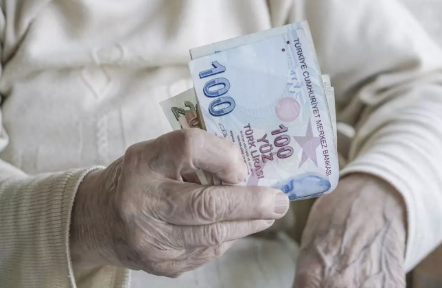 İŞ BANKASI 
28 Mart – 30 Nisan 2024 tarihleri arasında geçerli kampanya çerçevesinde ilk emekli maaş ödemesi için İş Bankası'nı tercih eden veya mevcut emekli maaşını İş Bankası'na taşıyan SGK emeklileri (Emekli Sandığı, SSK ve Bağ-Kur) 12.000 TL'ye varan promosyon ödemesinden faydalanabiliyor.
10.000 TL'ye (10.000 TL hariç) kadar olanlar 5.000 TL
10.000 TL - 15.000 TL (15.000 TL hariç) arasında olanlar 8.000 TL
15.000 TL - 20.000 TL (20.000 TL hariç) arasında olanlar 10.000 TL
20.000 TL ve daha fazla olanlar 12.000 TL

