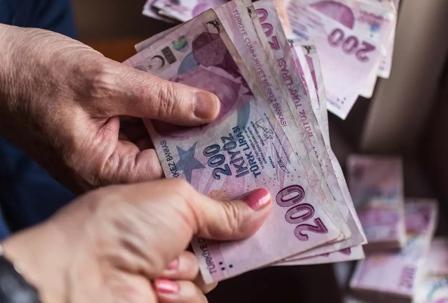 ZİRAAT BANKASI 
SGK (Emekli Sandığı, SSK, Bağ-Kur) emekli maaşı ödemelerini Ziraat Bankası aracılığı ile alan vatandaşlar 12.000 TL'ye varan emekli promosyon ödemesi imkanından faydalanabilecek. Banka promosyon ödemelerini 3 yıllık peşin yapıyor. Müşterilerinin 2022 yılına ilişkin devam eden emekli promosyon tutarlarını iade etmeden başvurularının alınabileceğini belirten banka, 2024 emekli promosyon ödemesi yapılırken önceki döneme ilişkin iade tutarlarının da sistemsel olarak mahsup edildiğini de belirtiyor. Emekli aylıklarını Ziraat Bankası aracılığı ile alan vatandaşlar emekli promosyon ödemesinden faydalanabilmeleri için maaş ödemelerini 3 yıl boyunca Ziraat Bankası aracılığı ile alacaklarına dair başvuruda bulunmaları gerekiyor.
