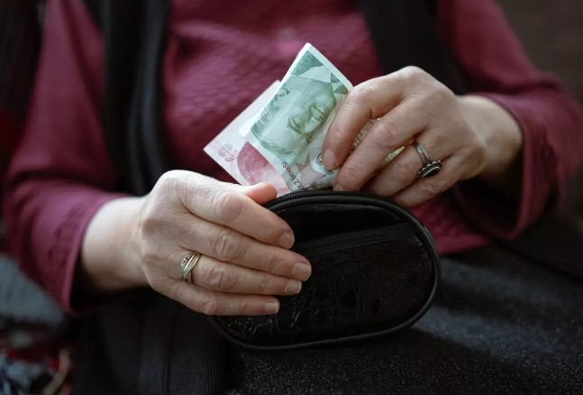 YAPI KREDİ
Yapı Kredi'de tüm emeklilere 18.000 TL'ye kadar varan nakit emekli promosyon imkanı mevcut. 28 Mart – 30 Nisan 2024 tarihleri arasında SGK emekli aylığı üç yıl boyunca Yapı Kredi'den alma taahhüdü veren emekliler 18.000 TL'ye varan nakit emekl, promosyon fırsatından yararlanabiliyor.
Promosyon Taahhütnamesi'nin imzalanması sonrasında ek bir koşul olmadan bir aylık net geliri;
9.999 TL'ye kadar olana 6.250 TL
10.000 TL - 14.499 TL arasında olana 10.000 TL
15.000 TL - 19.999 TL arasında olana 12.500 TL
20.000 TL' nin üzerinde olana 15.000 TL nakit emekli promosyonu ödeniyor.
Banka tarafından yapılan açıklamaya göre Ek Ödül Taahhütnamesinin imzalanması sonrasındaki 60 gün içerisinde iki yeni fatura ödeme talimatı verilmesi durumunda maaş baremine bağımsız 1.000 TL ek nakit ödül ödeniyor.
