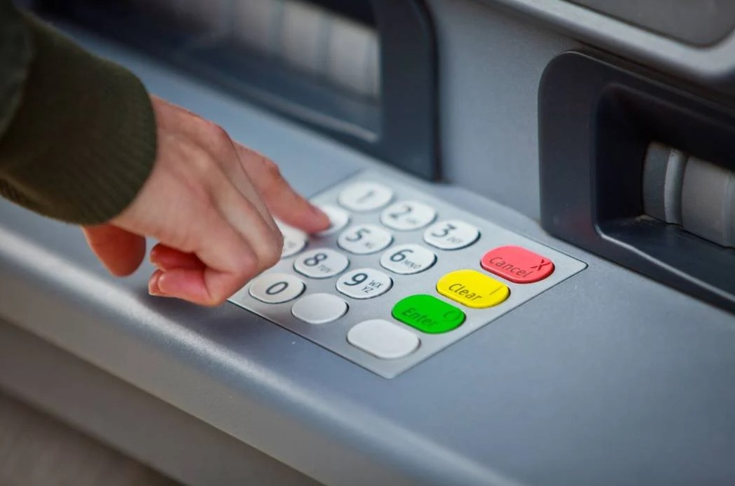 ATM'LERDEKİ DEĞİŞİKLİKLER
Bu kararın ardından çoğu banka ATM'lerinde 5, 10 ve 20 TL'lik banknotlar durduruldu ve bu banknotlar için saklanan yuvalara 200 TL'lik banknotlar yerleştirildi. Bu talebin bayram sonrasında Türkiye genelindeki tüm ATM'lerde dinlenmesi bekleniyor. Bu yeni düzenleme ile birlikte, küçük miktarlarda çekmek isteyenler en düşük 50 TL çekebilecekler.
