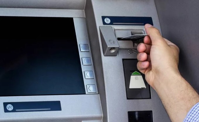 YENİ DÜZENLEMELERİN DETAYLARI
Ziraat Bankası'nın eski genel müdür yardımcısı Prof. Dr. Şenol Babuşçu'ya göre, ATM'ler artık 200, 100 ve 50 TL'lik banknotları içerecek şekilde yeniden düzenleniyor. Bu düzenleme, Merkez Bankası'nın bastığı banknotların büyük çoğunluğunun 200 TL'nin göz önüne alınarak yapıldı.
