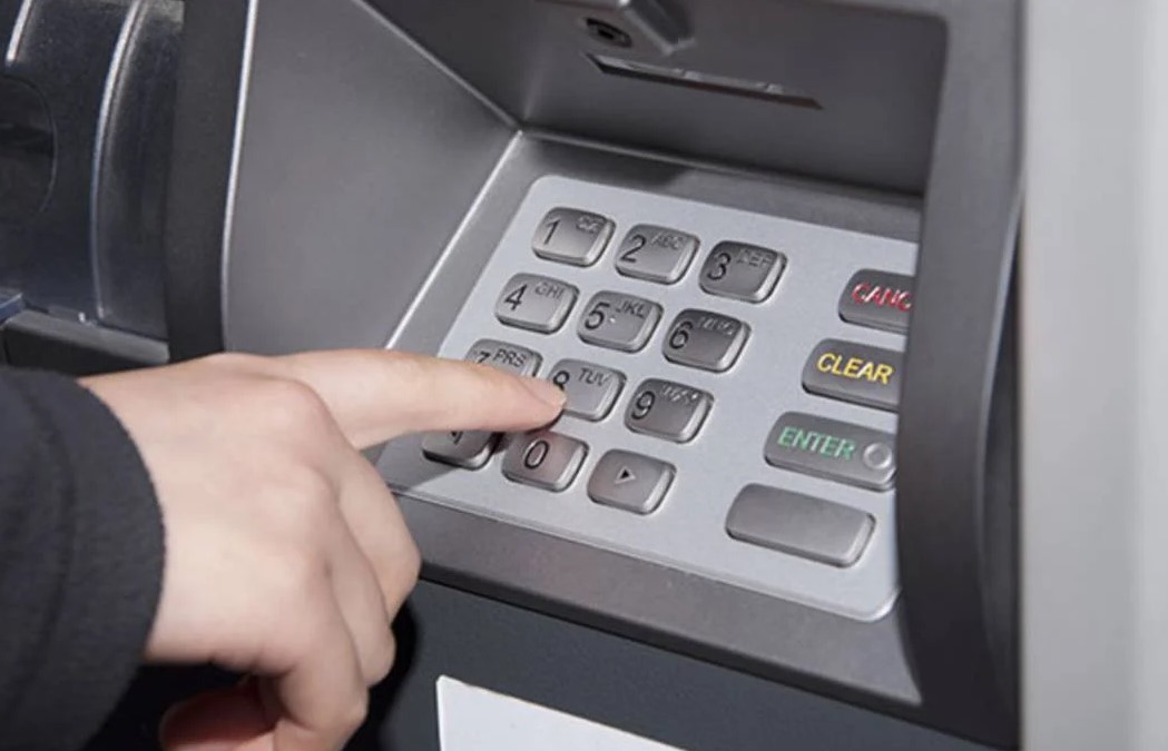 SONUÇ OLARAK
Türkiye'deki ATM üzerinden, Pazartesi'den itibaren bu değişikliklerle karşılaşacaklar. Bankaların sağladığı bu kararın kesintisi temel sebep, enflasyonla mücadele çabaları ve banknot değerlerinin yeniden düzenlenmesidir. Bu düzenleme ile birlikte, ATM'lerden küçük banknotlar çekilemeyecek olsalar da, en az 50 TL gibi düşük bir bireysel çekebilme imkanına sahip olacaklar.
