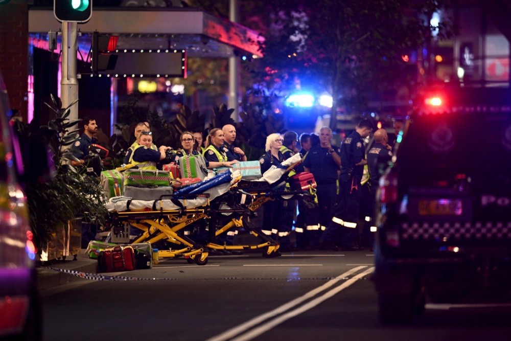 YARALILARIN DURUMU
Yeni Güney Galler (NSW) ambulans ekipleri, bıçaklı saldırı sonucu 7 kişinin yaralandığını ve tedavisinin kaldırıldığını duyurdu. Yaralılar arasında sadece 9 aylık bir bebek dahi bulunmaktadır. Bu trajik olay yaraları sadece istatistiki veriler değil, aynı zamanda toplumsal olarak da derin izler bırakmıştır.
