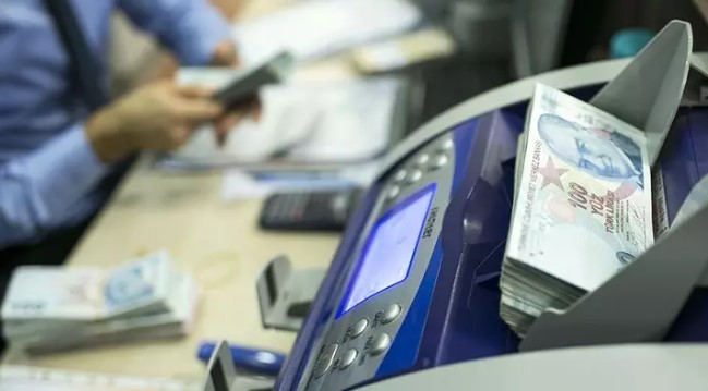 HANGİ BANKA NE KADAR PROMOSYON VERİYOR?
Yerel seçimlerin geride kalmasıyla birlikte kalanlar, emeklilik promosyonlarında güncellemelere gitti. En yüksek promosyonu veren banka arayışının hızı arttı. Emekliler, hangi bankanın ne kadar promosyon yaptığını merak ediyor.
