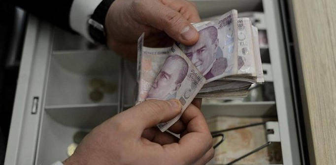 EMEKLİLERİN BEKLENTİSİ: YENİ ZAM VE DESTEKLER
Cumhurbaşkanlığı tarafından yapılan, 2024 yılının emeklilerin yıllarının olacağı belirtilmişti. Ancak bütçe kısıtlamaları nedeniyle ek zam yapılamayacağı için, yalnızca Temmuz ayında bir zammın mümkün olduğu ifade edilmişti. Bunun üzerine ara zaman alamayan emekliler için yeni destek programları yer alıyor ve çeşitli ek ödemeler ve fatura yardımlarının sağlanacağı duyuruldu.

