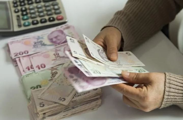 SAHTE EMPRİZ: EMERLİ AYLIĞINI KAYBETMEYİN!
SGK denetçileri tarafından yapılan çalışmaların sonucunda 1.533 işyerinin sahte sigorta kaydına sahip olduğu tespit edildi. Bu durum, toplamda 88.455 kişinin emeklilik hakları riske atılmıştır. Ayrıca 201 kişinin sahte sigortalı olarak kaydedildiği belirlendi, bu da emekli maaşlarının güvencelerine ilişkin endişeleri artırdı.
