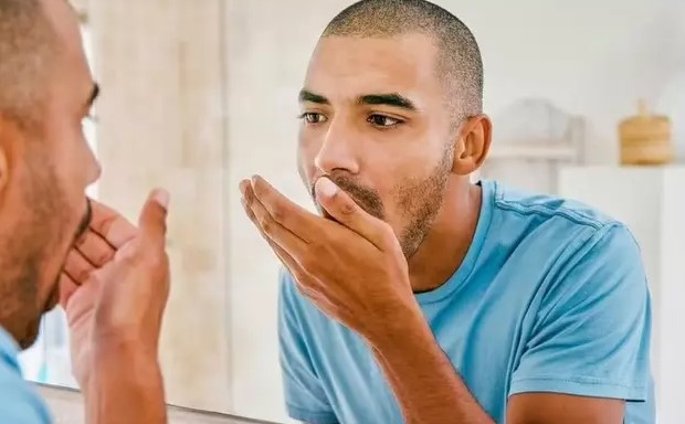 AĞIZ KOKUSU GİDERİCİ
Yarım limon suyunu yarım bardak suya karıştırıp ağzınızı çalkalamak, mikropları yok eder ve ağız kokusunu giderir.
