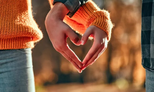 CUMA
Venüs'ün günü olan Cuma, aşk dolu bir evlilik isteyenler için ideal bir gündür. Dengeli ve huzurlu ilişkilerin temsilcisidir. Ancak, her iki tarafın da rahatına düşkün olması halinde uyum sorunu yaşanabilir. Eğer romantik ve dengeli bir evlilik istiyorsanız Cuma gününü tercih edebilirsiniz.
