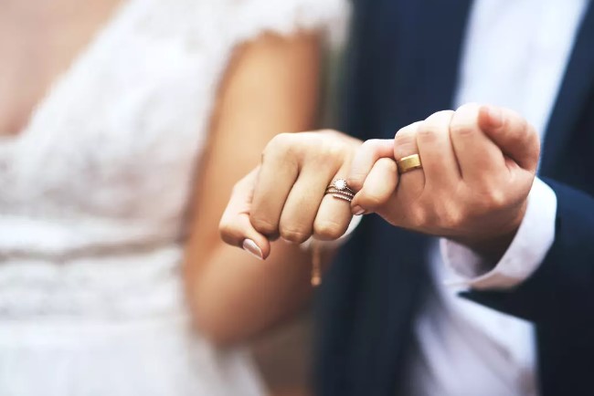 CUMARTESİ
Satürn'ün günü olan Cumartesi, düzenli ve sorumlu bir evlilik isteyenler için uygun bir tercih olabilir. Genellikle olgun yapıda insanlarla evlenmeye müsaittirler. Aile büyüklerinin önemi ve geleneksel bir evlilik hayatı ön plandadır.
