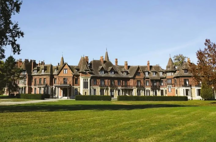 GİZEM DOLU SATIŞ
Chateau d'Armainvilliers'e Doğu Avrupa, Ortadoğu ve Moğolistan'dan talip olduğu belirtiliyor. Ancak alıcıların genellikle gizli kaldığı ve pazarlık sürecinin devam ettiği ifade ediliyor.
