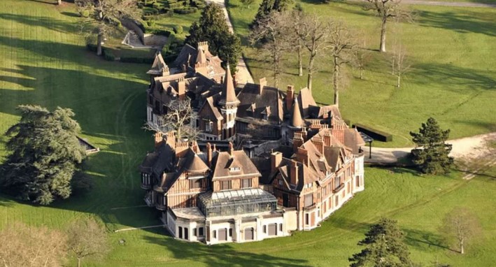 BİR REKOR BEKLENİYOR
Chateau d’Armainvilliers'in istenen fiyata satılması halinde dünyanın en pahalı evi olması bekleniyor. Bu satış, mevcut rekoru elinde bulunduran 2015'teki 275 milyon Euro'luk Chateau Louis XIV'i geride bırakacak.
