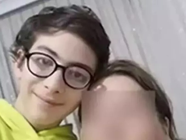 FİLOZOF ATAKAN'IN DEĞİŞEN HAYATI
Atakan Kayalar, zamanında hızlı bir şekilde ünlenmiş olmanın getirdiği yoğun ilgiyle başa çıkmak zorunda kalmıştı. Ancak, "Tanınmak da kötü bir şey değil. İyiydi, güzeldi..." diyerek o dönemdeki duygularını paylaşmıştı. Son görüntüsü, Türkiye gazetesi yazarı Çağla Çağlar tarafından ortaya çıkarıldı ve sosyal medyada büyük yankı uyandırdı.
