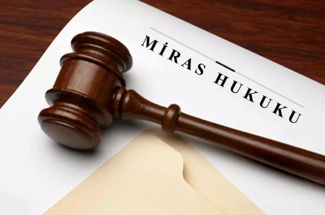 MİRAS HUKUKUNDA YENİ DÜZENLEMELER
Miras hukukunda son yıllarda yapılan değişiklikler, taşınmaz malların eşit olmayan şekilde paylaşılmasını önlemeyi amaçlıyor. Anne ve babaların vefatından sonra, mülklerin tüm çocuklar arasında adil bir şekilde bölüşülmesi gerektiği vurgulanıyor.
