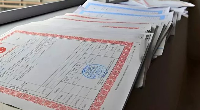 ZAMANAŞIMI OLMAYAN DAVALAR
Miras hukukunda zamanaşımı olmayan davalarda, eşit bölüşülmeyen taşınmazlar varsa, mirasçılar vefat sonrası yeniden dava açma hakkına sahiptir. Bu durum, taşınmazların devriyle ilgili işlemlerin üzerinden uzun yıllar geçmiş olsa bile geçerlidir.
