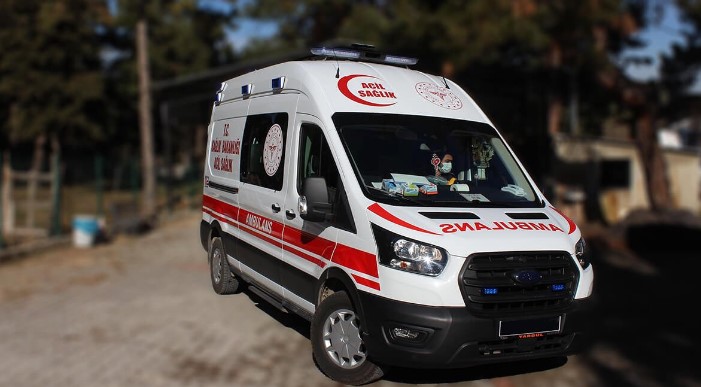 SAĞLIK EKİPLERİNİN MÜDAHALESİ
Hastaneye kaldırılan 19 öğrenciye, hızla müdahale edildi. Gıda zehirlenmesi şüphesiyle tedavi altına alınan öğrencilere, sağlık ekipleri gerekli tıbbi müdahaleleri gerçekleştirdi.
