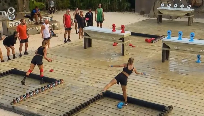 SURVİVOR KİM ELENDİ?
Bu hafta, kadın elemesinin gerçekleştiği Survivor All Star 2024'de 4 güçlü rakip eleme düellosuna çıktı. Kırmızı takımdan Aleyna ve Merve, Mavi takımdan ise Berna ve Damla Can, eleme potasında mücadele etti. Kaybeden yarışmacı, Survivor hayallerine veda etmek zorunda kaldı. Peki, bu hafta kim elendi?
