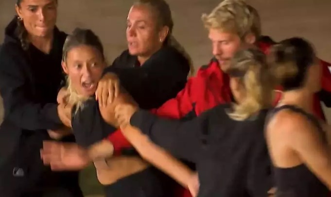 ALEYNA - BERNA FİNAL KARŞILAŞMASI
Finale kalan Aleyna ve Berna, elenmemek için büyük bir mücadele verdi. Karşılaşmayı 5-1'lik skorla kazanan Aleyna, Survivor All Star 2024'te ayakta kalan isim oldu.
