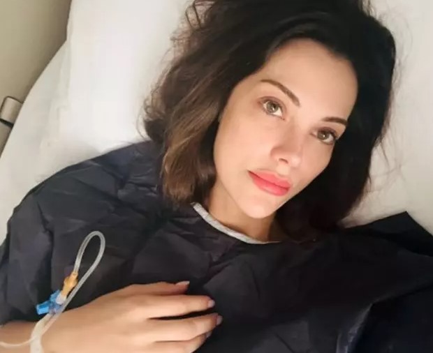 TUVANA TÜRKAY KİMDİR?
1990 yılında İstanbul Üsküdar'da doğan Tuvana Türkay, oyunculuk kariyerine "Ayrılık" dizisiyle adım attı. Beykent Üniversitesi Radyo Televizyon ve Sinema Bölümü'nden mezun olan Türkay, birçok dizi ve filmde rol aldı. Son dönemde ise "Kağıt Ev", "Yasak Elma" gibi yapımlarla adından söz ettirdi.
