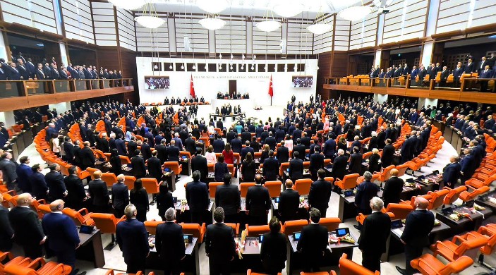 YENİ PARTİNİN KURULMA HAZIRLIKLARI
Ankara kulislerinden gelen bilgilere göre, merkez sağda yeni bir parti kurulması için çalışmalar sürüyor. Genel seçimlerin ardından hız kazanan bu hazırlıklar, yerel seçimlerin sona ermesiyle daha da yoğunlaştı. Ayrıca, yeni partinin Ankara'da bir ofis kiralandığı ifade ediliyor.
