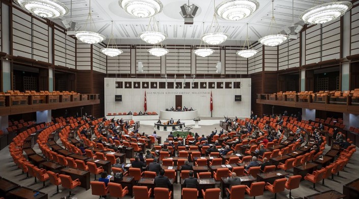MAYIS AYINDA DUYURU YAPILACAK
Kulislerde dolaşan bilgilere göre, yeni partinin resmi duyurusu Mayıs ayının ortalarında gerçekleşecek. Bu duyurunun detayları ve parti programıyla ilgili bilgilerin ise daha sonra kamuoyuyla paylaşılması bekleniyor.

