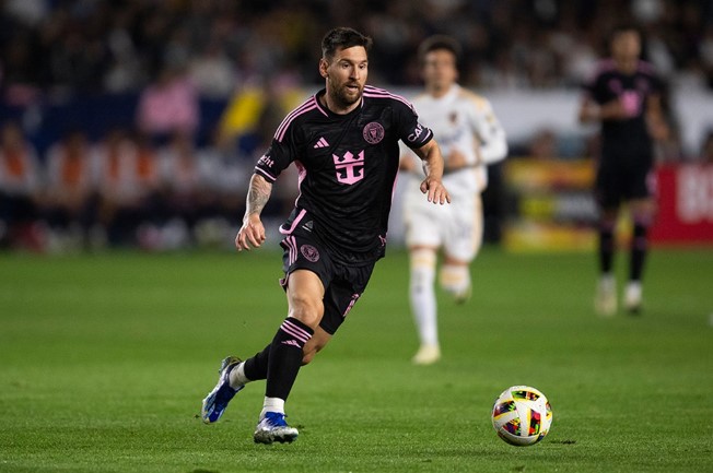 Lionel Messi - 49 gol - 77 maç