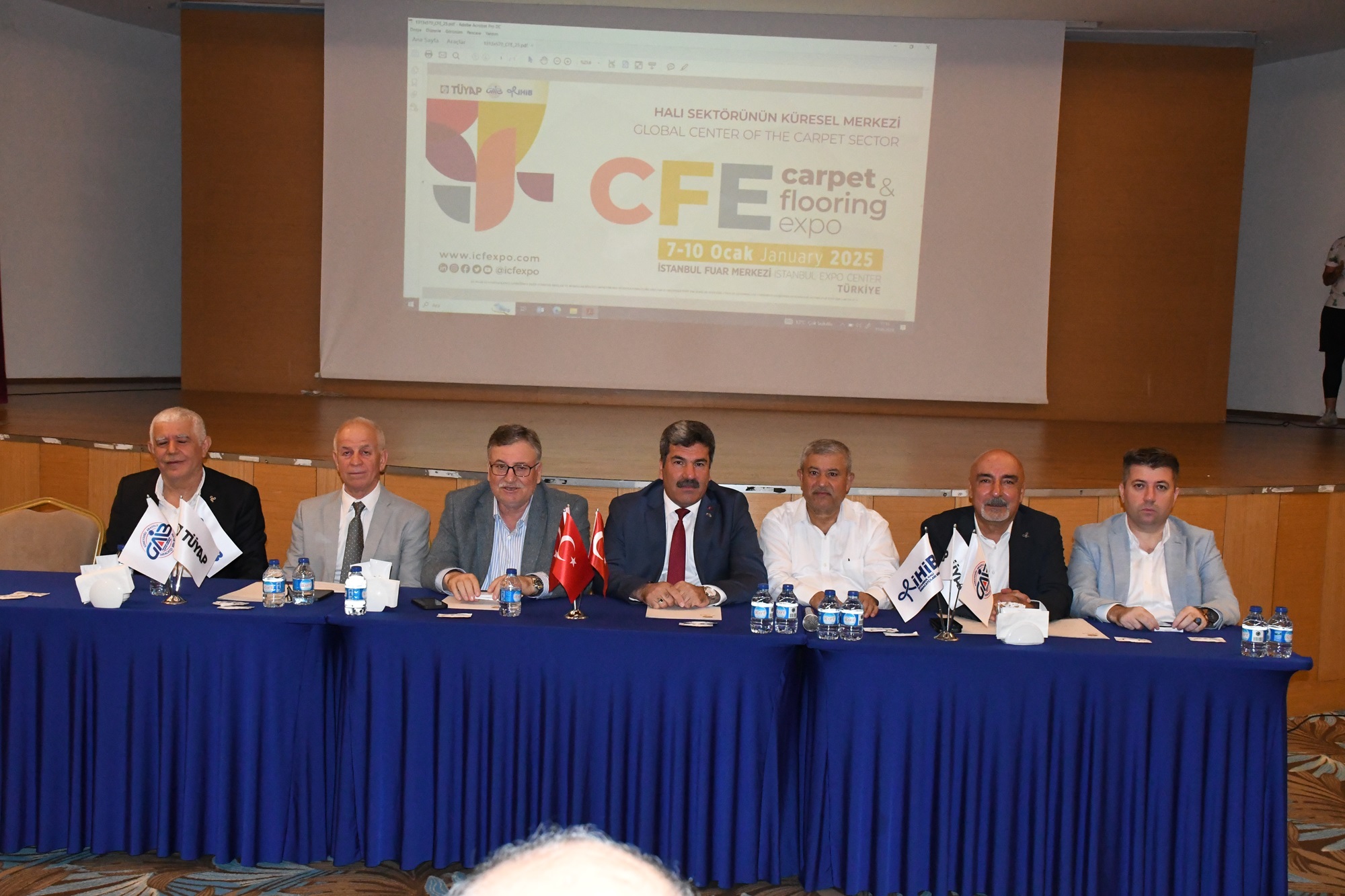 İstanbul’un Dünya Halı Ticaret Merkezi Olması İçin Önemli Adım

CFE Halı ve Yer Kaplamaları 2023’ün başarıyla geçtiğine dikkat çeken İHİB Yönetim Kurulu Başkanı Ahmet Hayri Diler ise sektörün gelişmesi için fuarların büyük önem taşıdığını üretim merkezi Türkiye’nin, aynı zamanda ticaret merkezi olma yolunda atılan bütün adımlara destek vereceklerini sözlerine ekledi.

 