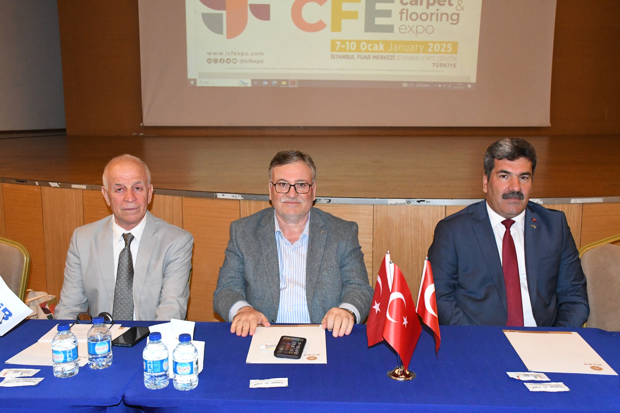Türkiye’nin dört bir yanından gelen halı üreticileri ve ihracatçıları, sektörel sorunları masaya yatırmak ve önümüzdeki süreçte gerçekleştirilecek çalışmaları görüşmek üzere Antalya’da bir araya geldi. 2025 yılında İstanbul’da yapılacak CFE Halı ve Yer Kaplamaları Fuarı ile ilgili karşılıklı görüş alışverişinde bulunulan toplantıya TİM Halı Sektör Kurulu Başkanı Salahattin Kaplan, GAHİB Yönetim Kurulu Başkanı Zeynal Abidin Kaplan, İHİB Yönetim Kurulu Başkanı Ahmet Hayri Diler, TÜYAP Tüm Fuarcılık Yapım A.Ş. Genel Müdürü İlhan Ersözlü, GAHİB Başkan Yardımcısı Bekir Şahan, Gaziantep Halıcılar ve Dokumacılar Odası Başkanı Mehmet Törer ile yüzlerce halı üretici ve ihracatçıları katıldı.