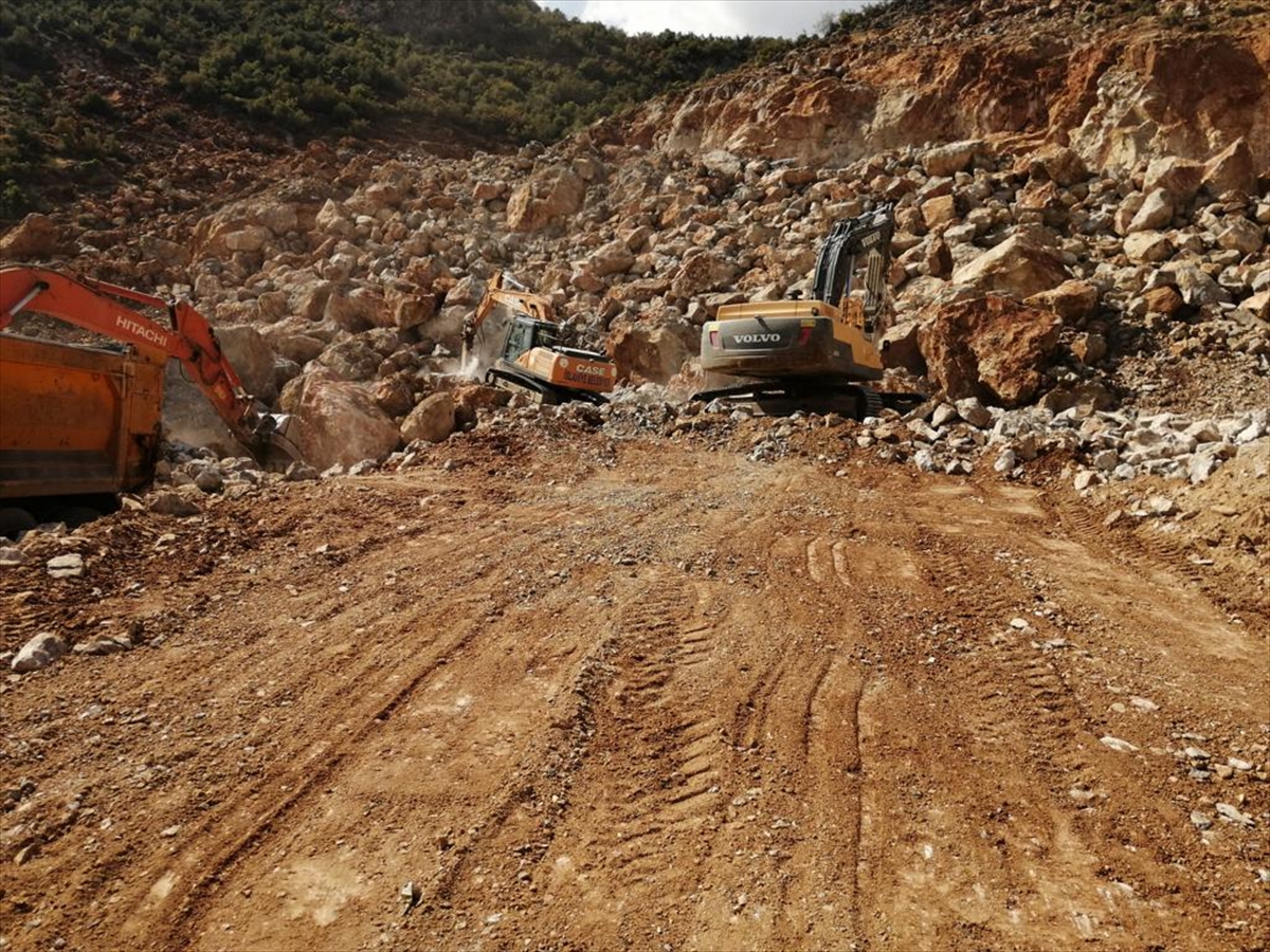 Gaziantep'te depremde kapanan mahallelerinin yolu açıldı!