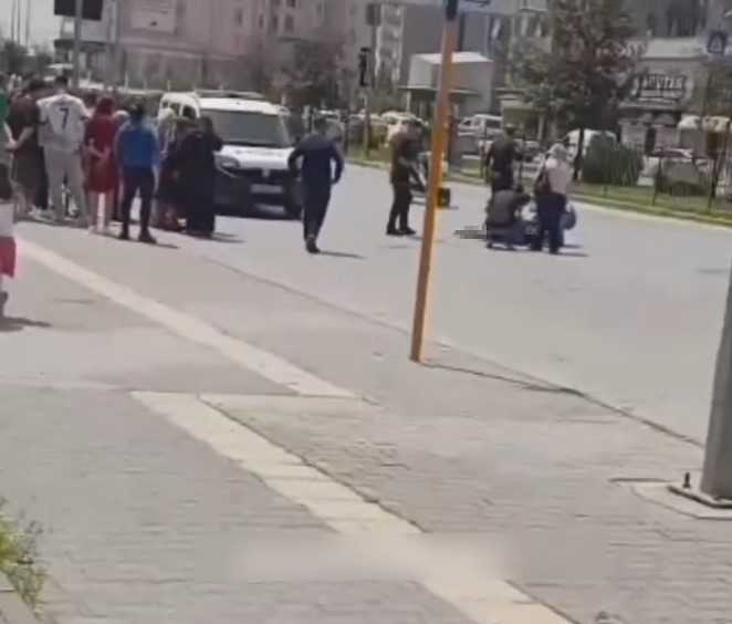 Gaziantep'te şüpheli hareketleri nedeniyle gözaltına alınan ve psikolojik sorunları olduğu öğrenilen genç, seyir halindeki polis otosundan atladı. Olayda ağır yaralanan genç tedavi gördüğü hastanedeki 12 günlük yaşam savaşını kaybederken, acılı aile ihmal iddiasında bulundu.