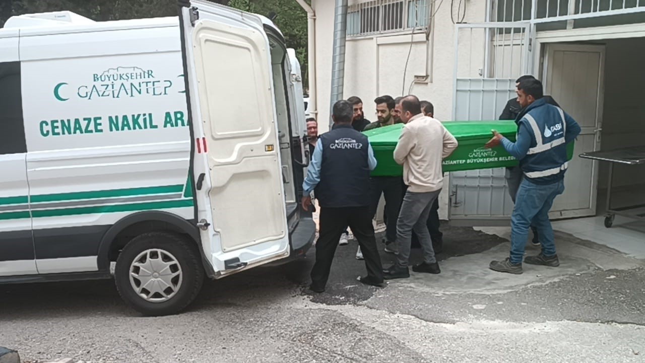 Olay, 24 Nisan günü Şahinbey ilçesi Yeditepe Mahallesi'nde meydana geldi. İddiaya göre, psikolojik sorunları bulunan 27 yaşındaki Onur Toy, çevredeki vatandaşlar tarafından şüpheli hareketlerde bulunduğu gerekçesiyle ihbar edildi.