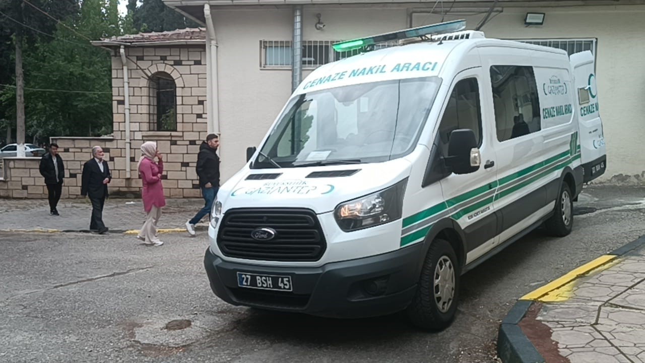 Olay yerine gelen polis ekipleri, Onur Toy'u kelepçeleyerek ekip otosuna bindirdi. Toy, hareket halindeki ekip otosunun kapısını tekmeleyerek açtıktan sonra kendisini dışarı attı. Kafasını yere çarpan Toy, ağır yaralandı. Toy, bölgeye gelen sağlık ekiplerince yapılan ilk müdahalenin ardından ambulansla Gaziantep Üniversitesi Şahinbey Uygulama ve Araştırma Hastanesi'ne kaldırıldı. Hastanede 12 gündür tedavi gören Onur Toy, yapılan tüm müdahalelere rağmen kurtarılamayarak hayatını kaybetti.
