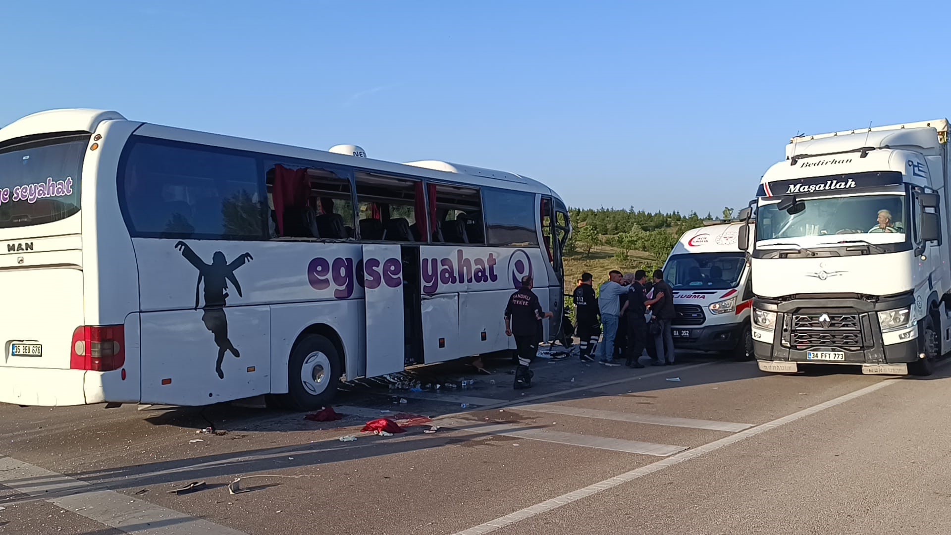 Otobüsün ön kısmı ile kamyonetin parçalanması ise kazanın şiddetini gözler önüne serdi.
Kazayla ilgili jandarma tarafından inceleme başlatıldı.