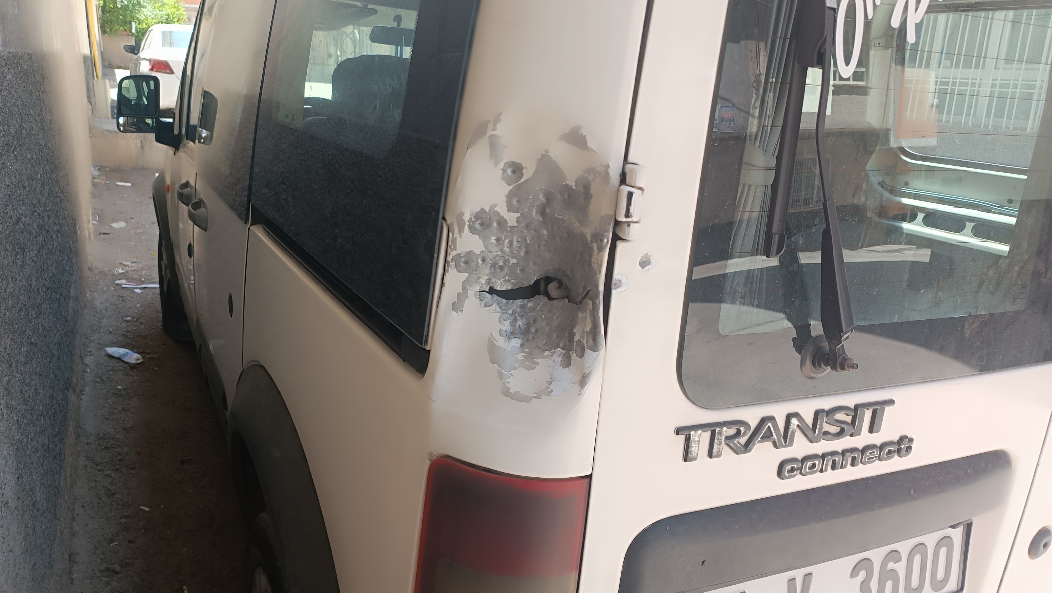 Gaziantep’te Bir Araç Önce Kundaklandı, Sonra Kurşun Yağmuruna Tutuldu