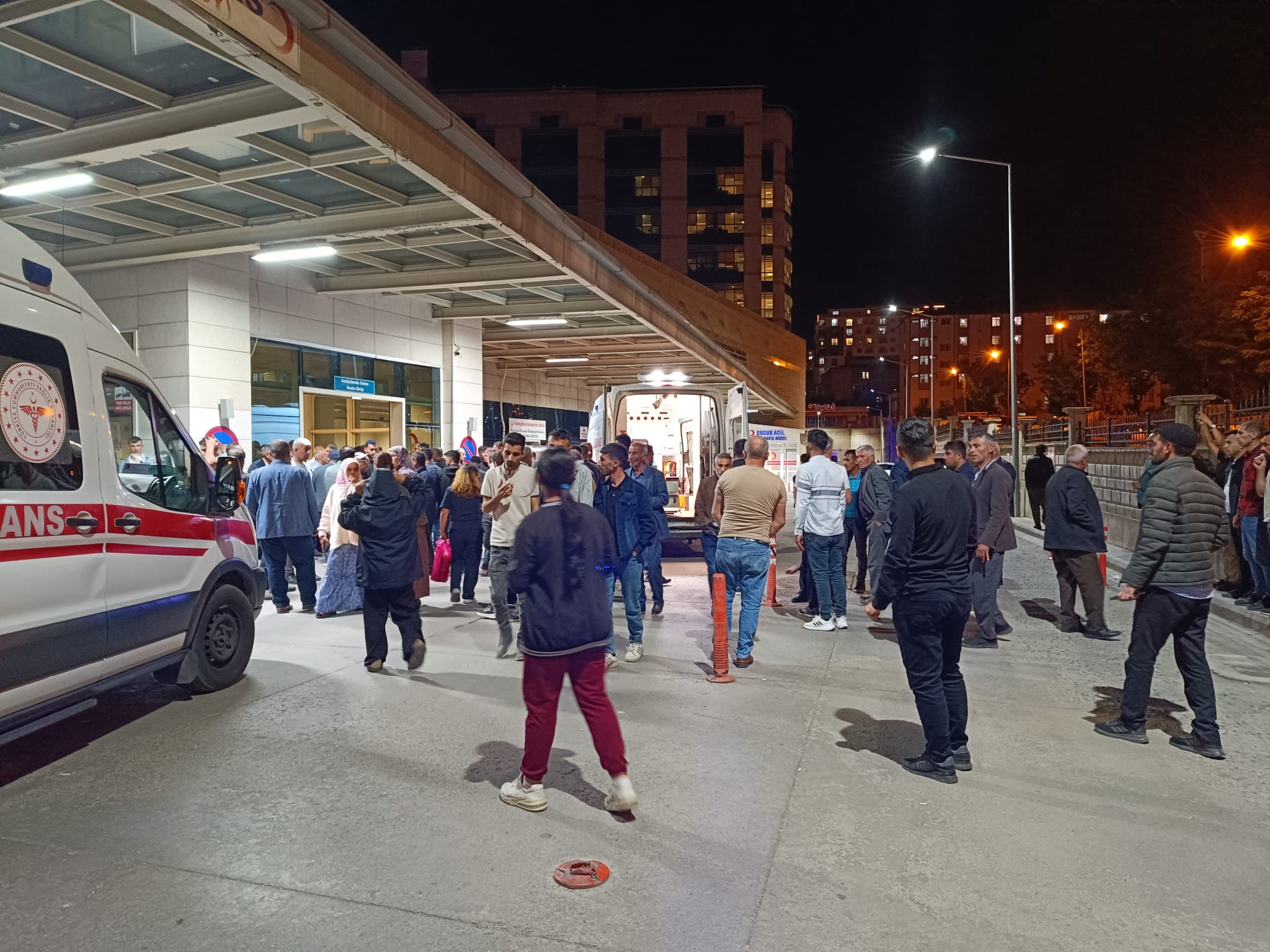 Minibüs şarampole yuvarlandı! Yaralılar var!