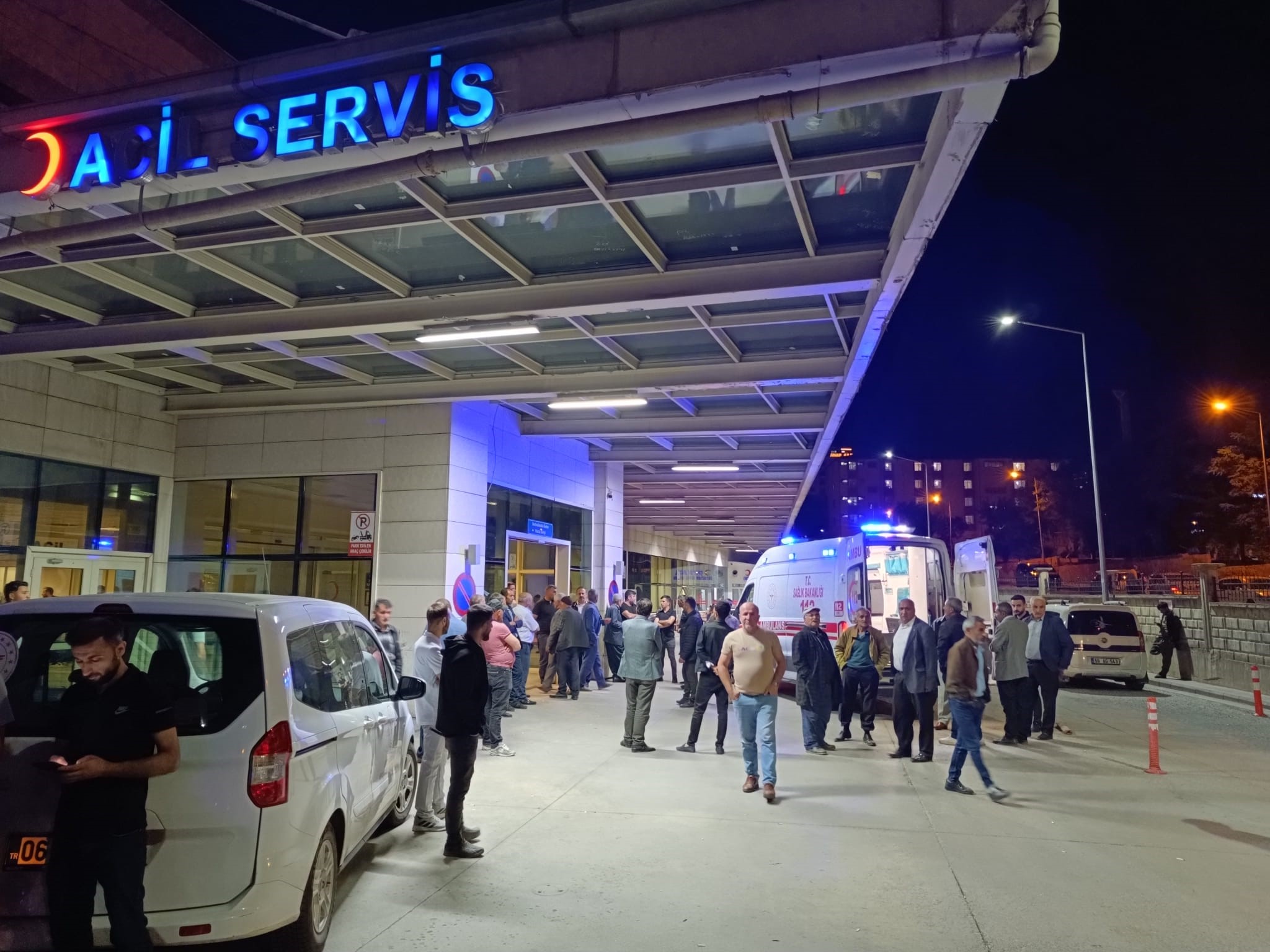 Minibüs şarampole yuvarlandı! Yaralılar var!