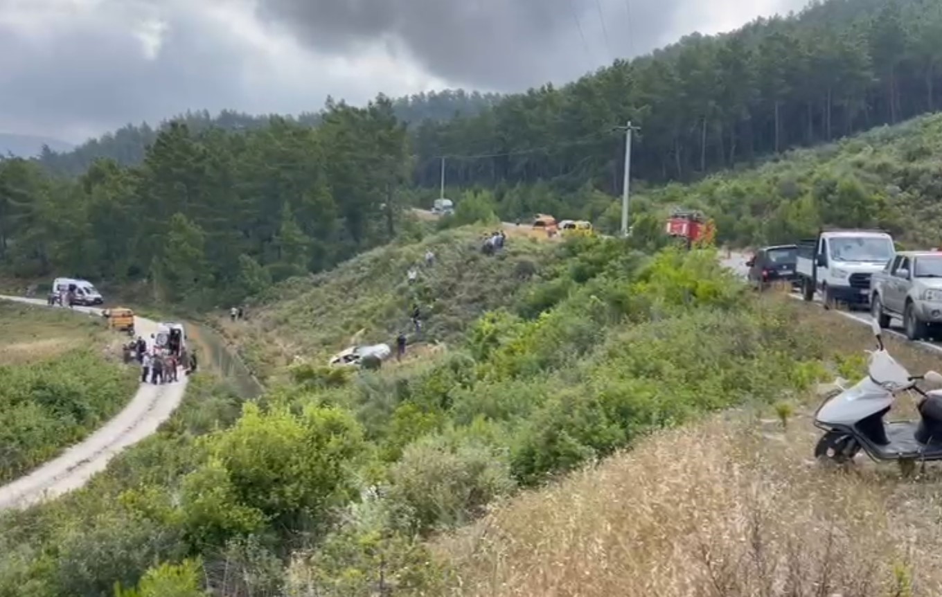 Araçta sürücü Hanife A., 4 yaşındaki oğlu ve Emine Güngör (70) ise yaralandı. Yaralılar sağlık ekiplerince ambulansla hastaneye kaldırılırken, hayatın kaybeden yaşlı adamın cenazesi ise morguna kaldırıldı.


