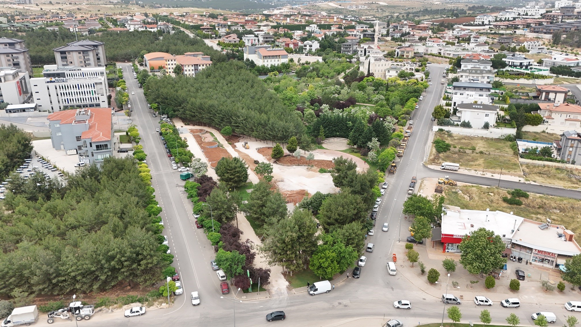 Şehitkamil Belediye Başkanı Avukat Umut Yılmaz, belediyenin hizmet kalitesini artırmak amacıyla yürüttüğü projelere bir yenisini daha ekleyerek, mevcut parkların nitelikli hale dönüşmesi için çalışma gerçekleştiriyor. Başkan Yılmaz, yeni park yapımlarının yanı sıra mevcut parkların modernize edilmesine de büyük önem veriyor.