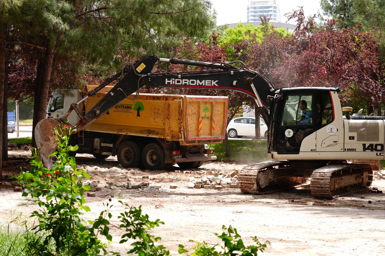 Fatih Parkı’nın revize çalışmaları tamamlandığında, Şehitkamil halkına daha kaliteli ve donanımlı bir park alanı sunulmuş olacak.