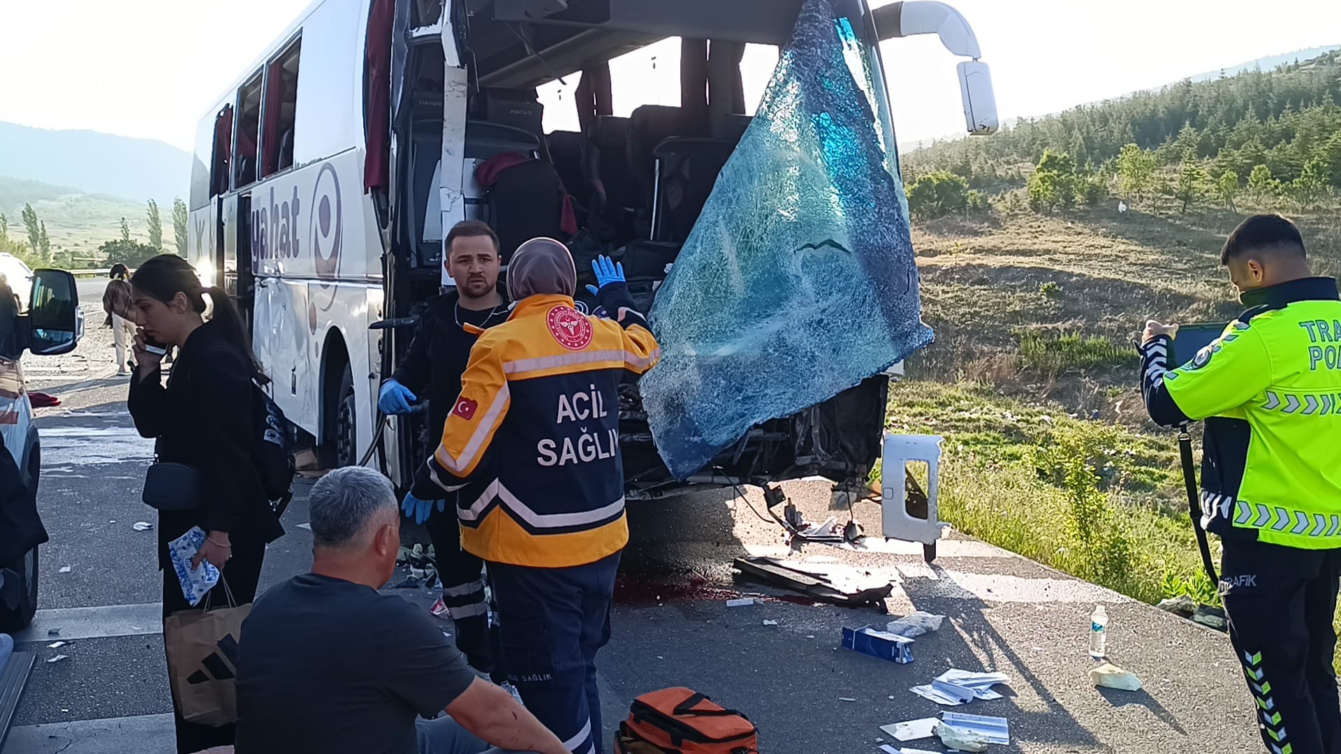 Kaza, Afyonkarahisar - Antalya kara yolu Sandıklı ilçesi Başağaç köyü yakınlarında meydana geldi. Edinilen bilgilere göre, O.Ö. idaresindeki 35 BEU 676 plakalı yolcu otobüsü, sürücüsünün ismi henüz bilinmeyen sulama borusu yüklü 03 RH 257 plakalı kamyonetle çarpıştı. 