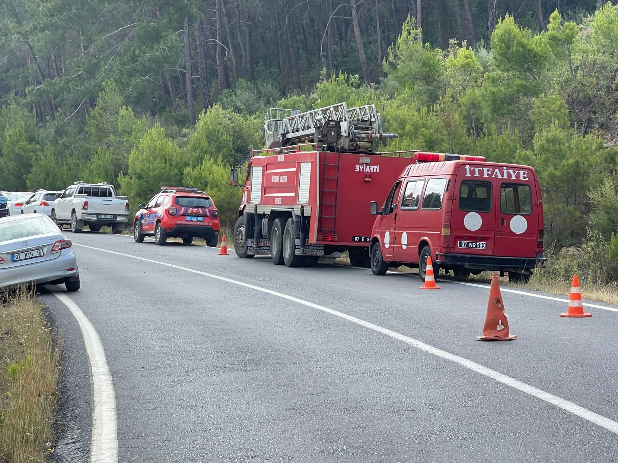 Takla atarak 15 metre sürüklenen otomobilin kaza yaptığını görenler durumu 112 Acil Çağrı Merkezine bildirdi. İhbarla birlikte bölgeye itfaiye, jandarma ve sağlık ekipleri sevk edildi. Belirtilen adrese gelen sağlık ekipleri, otomobilin arka koltuğunda yolcu olarak bulunan Hasan Güngör’ün (73) hayatını kaybettiğini belirledi.


