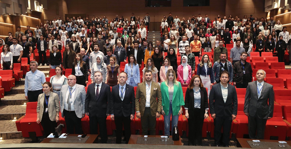 GAÜN Atatürk Kongre ve Sanat Merkezi’nde gerçekleşen sempozyumun açılış konuşmasını yapan GAÜN Diş Hekimliği Fakültesi Dekanı ve Sempozyum Başkanı Prof. Dr. Uğur Aydın, sempozyum hakkında bilgi vererek bu tür etkinliklerin güncel mesleki becerilerin edinmesinde önemli olduğunu belirtti.GAÜN Atatürk Kongre ve Sanat Merkezi’nde gerçekleşen sempozyumun açılış konuşmasını yapan GAÜN Diş Hekimliği Fakültesi Dekanı ve Sempozyum Başkanı Prof. Dr. Uğur Aydın, sempozyum hakkında bilgi vererek bu tür etkinliklerin güncel mesleki becerilerin edinmesinde önemli olduğunu belirtti.