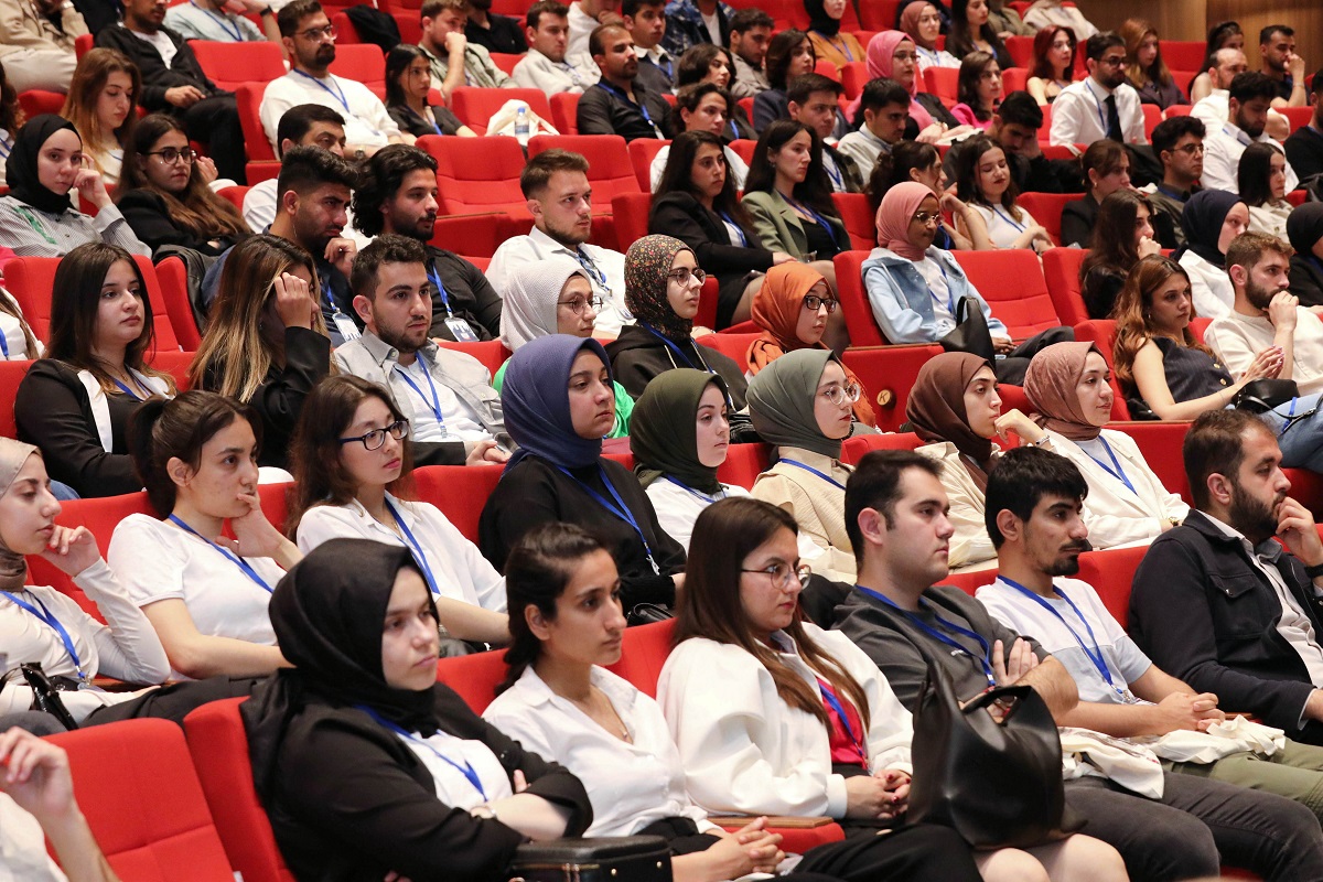 Aydın, “Çalışmalarıyla ve projeleriyle kendisini ulusal ve uluslararası arenada çok güzel bir konuma getirerek bu konularda çok tecrübe kazandı, önemli mesafeler kat eden Doç. Dr. Derya Gürsel Sürmelioğlu, bilgi ve tecrübesiyle bu sempozyumu düzenlememizde katkı sağladı ona ve diğer arkadaşlarımıza emeklerinden dolayı teşekkür ederim” şeklinde konuştu.